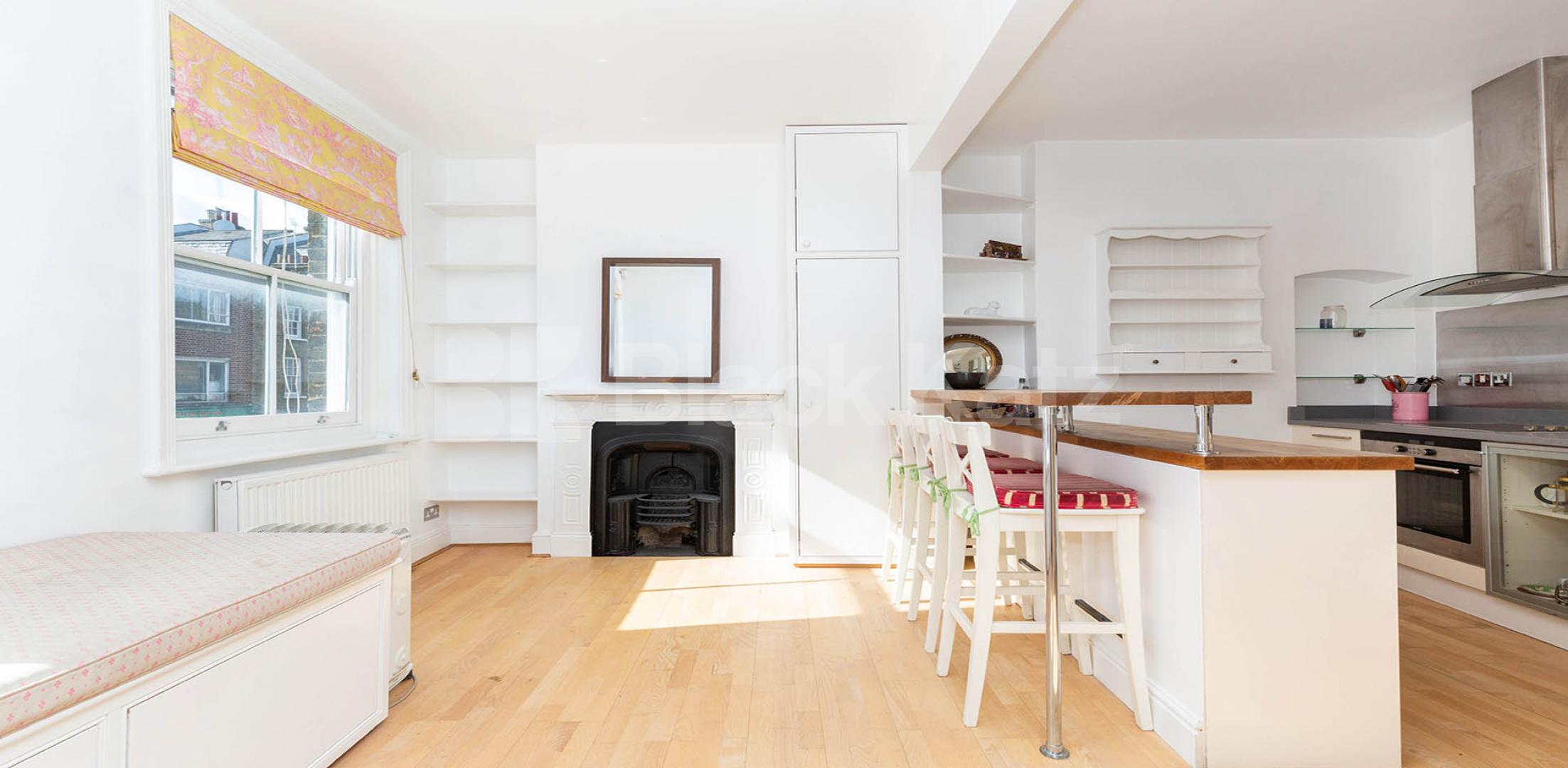 			SPLIT OVER 3 FLOORS, 2 Bedroom, 1 bath, 1 reception Maisonette			 Baron Street, ANGEL N1